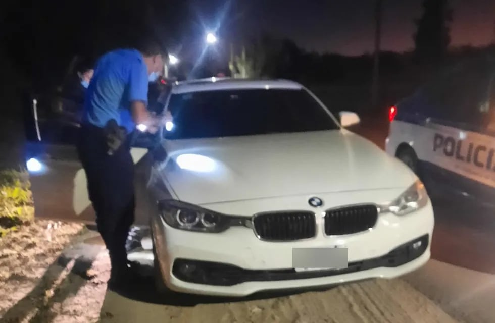 La Policía controló un auto BMW que fue secuestrado y sus ocupantes, detenidos. (Policía)