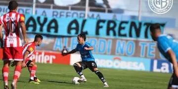 Tomás Asprea intenta pero no puede imponer su fútbol en el medio campo de Belgrano