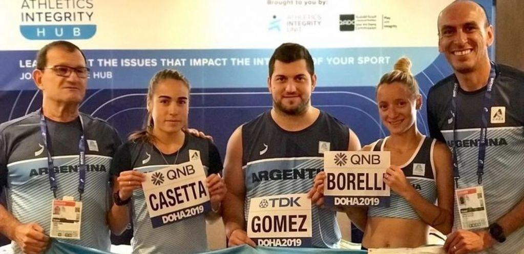 Belén Casetta, Joaquín Gómez y Florencia Borelli, junto a sus entrenadores. (Foto: Prensa CADA)
