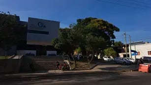 Familiares fueron a la sede de la UCA en barrio Cáceres. (Nicolás Bravo / La Voz)