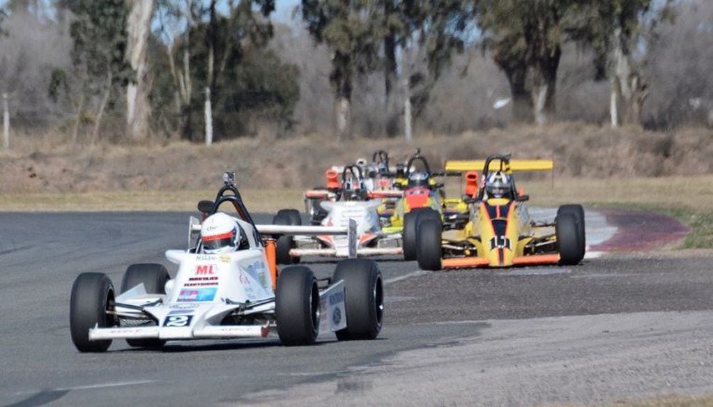 Los monopostos de la Fórmula 3 Cordobesa. Fernando Zapata aventaja por 10 unidades a Luciano Pacciaroni.