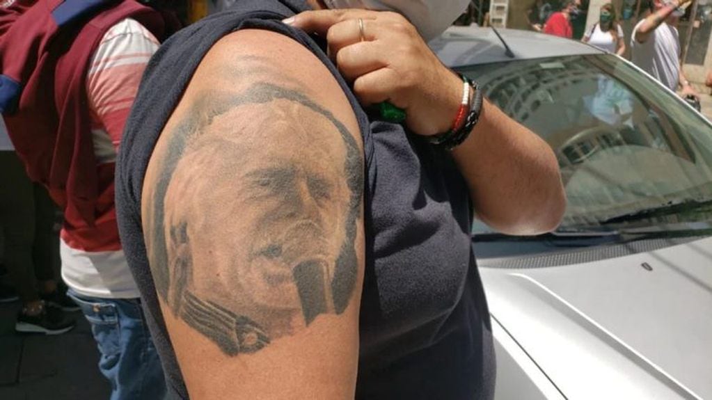 Se hizo un tatuaje con la cara del sindicalista Rubén Daniele\u002E
