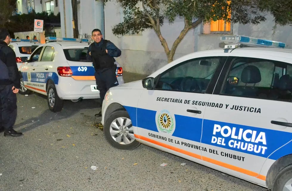 Un grupo de “trapitos” agredió a una mujer en Chubut, le robó el arma a un policía y le gatilló dos veces la cara.