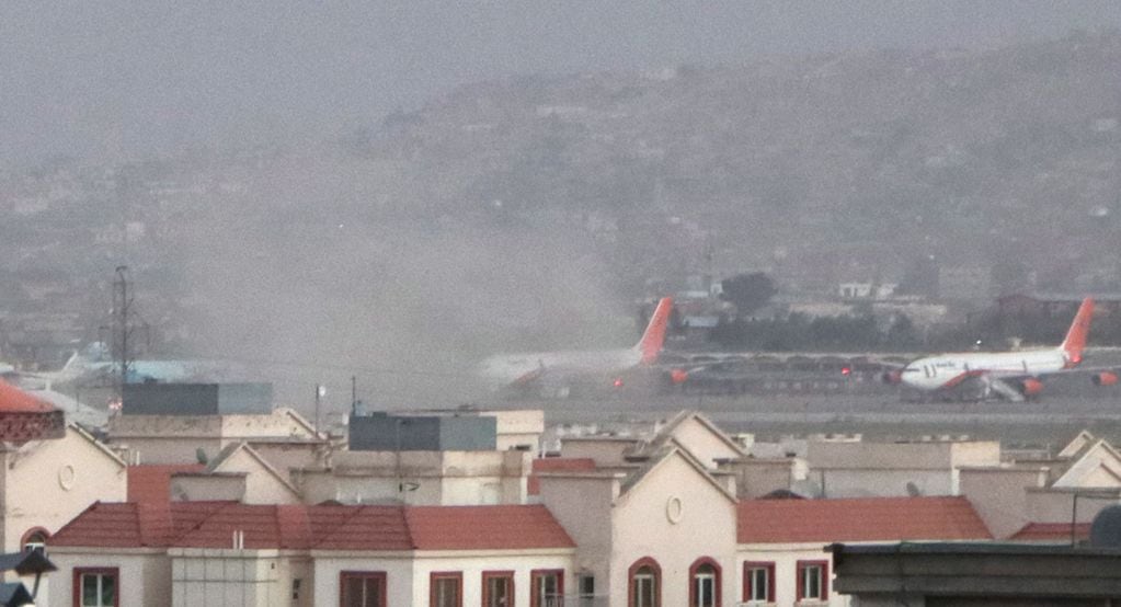 El Pentágono de Estados Unidos confirmó dos explosiones cerca del aeropuerto de Kabul, Afganistán.