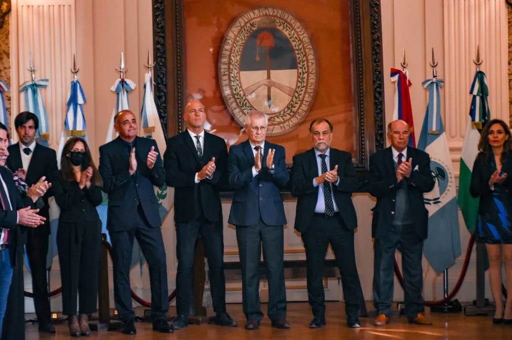 Miembros de la Corte provincial, ministros del Poder Ejecutivo y legisladores acompañaron a las autoridades del CAJ en el acto celebratorio del Día del Abogado, en Jujuy.