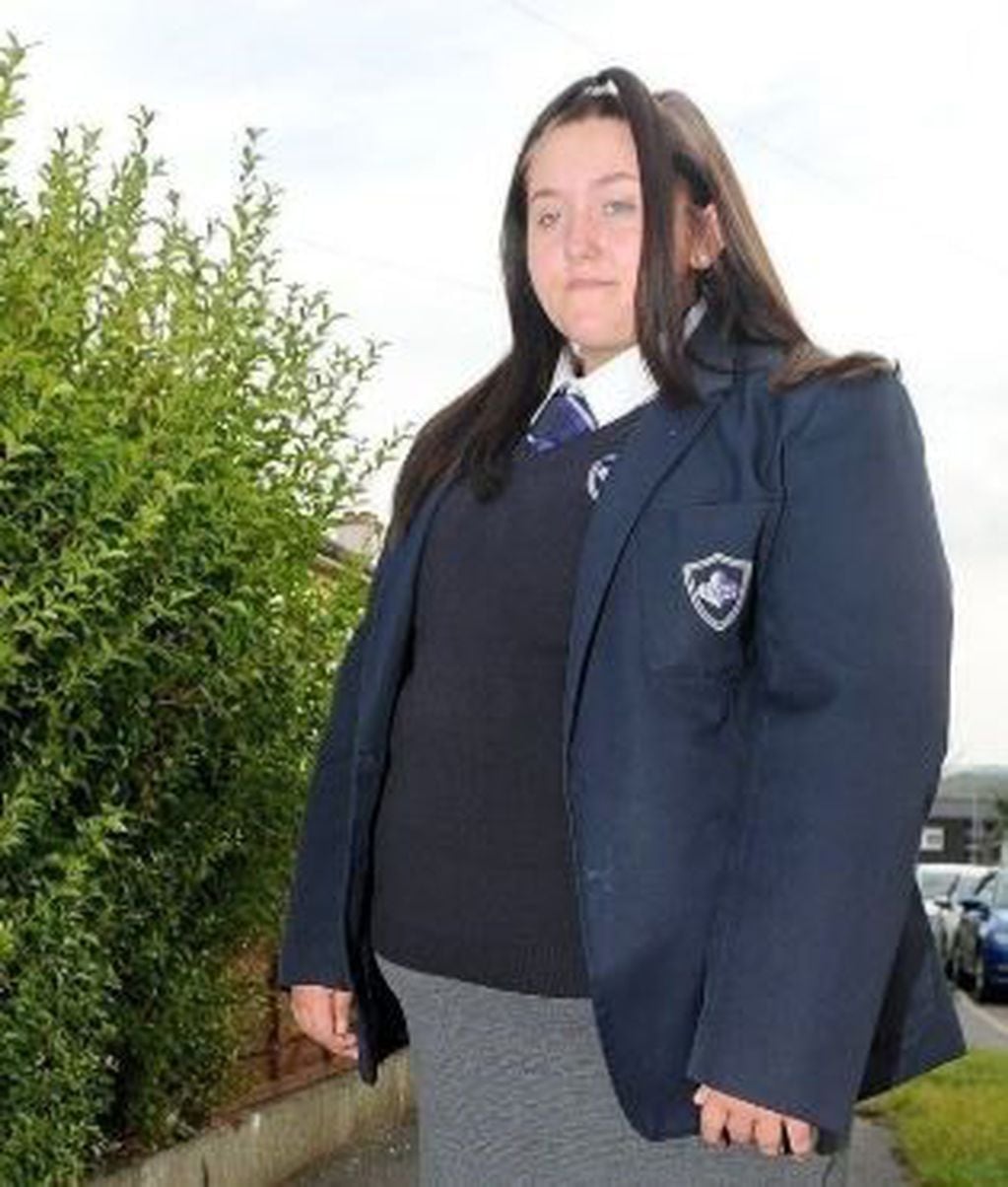 Una alumna de 14 años de un colegio de Inglaterra fue obligada a abandonar el establecimiento educativo porque "era muy grande" para usar el uniforme correspondiente.