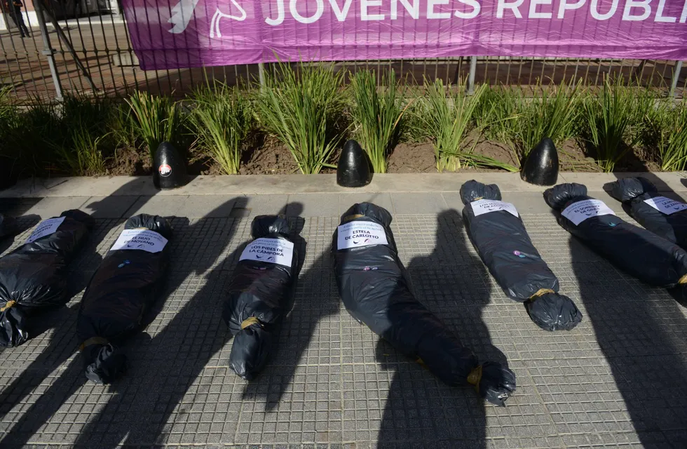 Las bolsas con los cadáveres colmaron la vereda de la Casa Rosada y causaron todo tipo de reacciones.