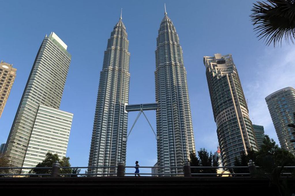 (FILES) File photo taken on June 28, 2013 of Malaysia's landmark Petronas Twin Towers in Kuala Lumpur. - Argentinian-US architect Cesar Pelli, designer of the towers, passed away on July 19, 2019 at the age of 92. (Photo by Mohd RASFAN / AFP)