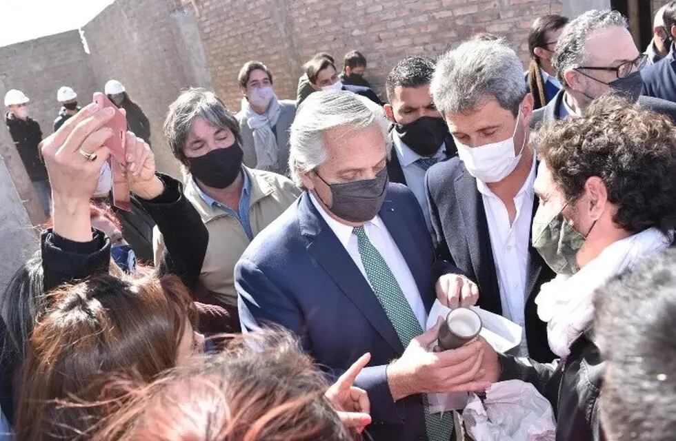 El presidente Alberto Fernández junto al gobernador sanjuanino Sergio Uñac en el recorrido por un barrio en construcción.