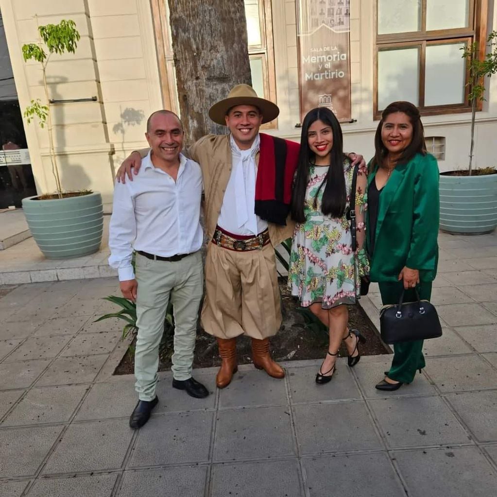 Julio Bazán junto a su familia en el acto de colación.