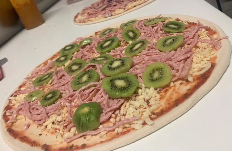 Inventó la pizza con kiwi y la esposa lo dejó: la reacción de las redes