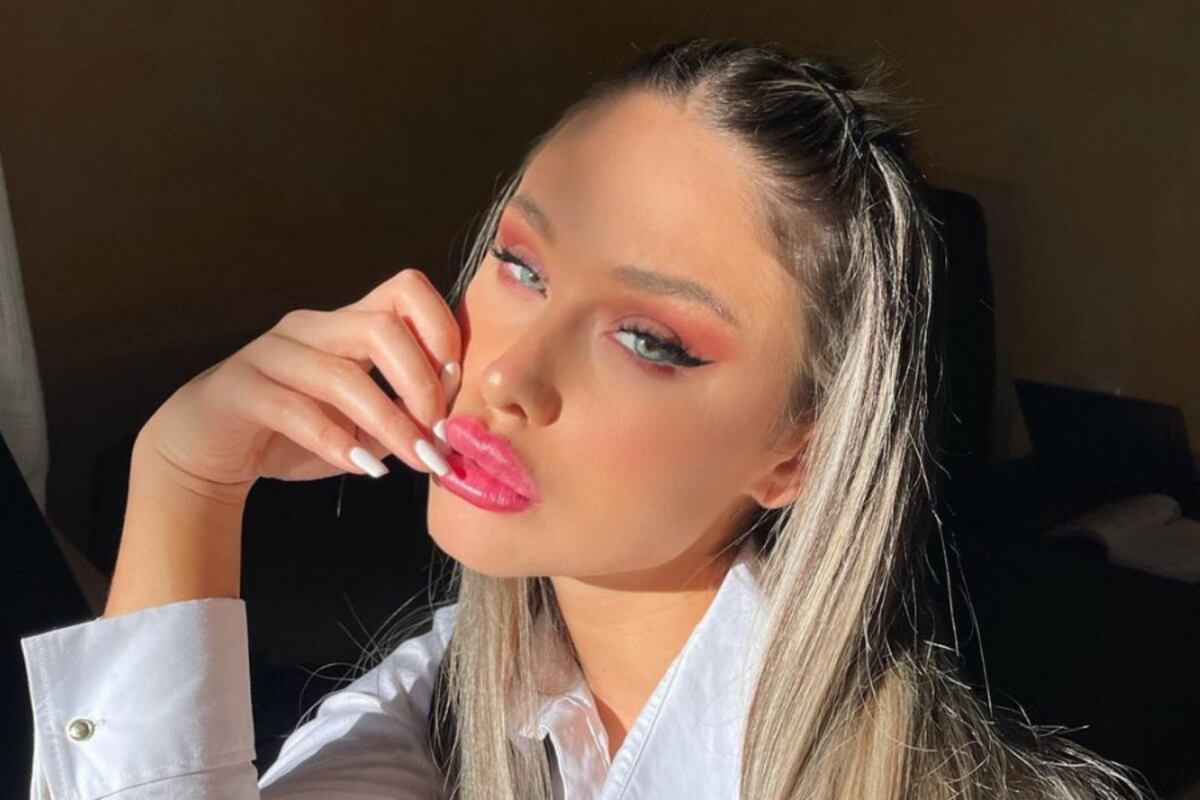 Agustina Añon posó con un microbikini turquesa estilo underboob y