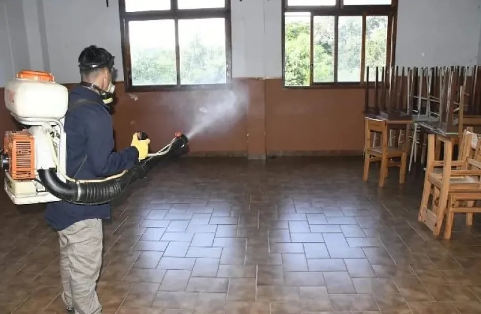 Operativos contra el dengue en Eldorado: se realizan operativos de fumigación en escuelas antes del inicio de clases.