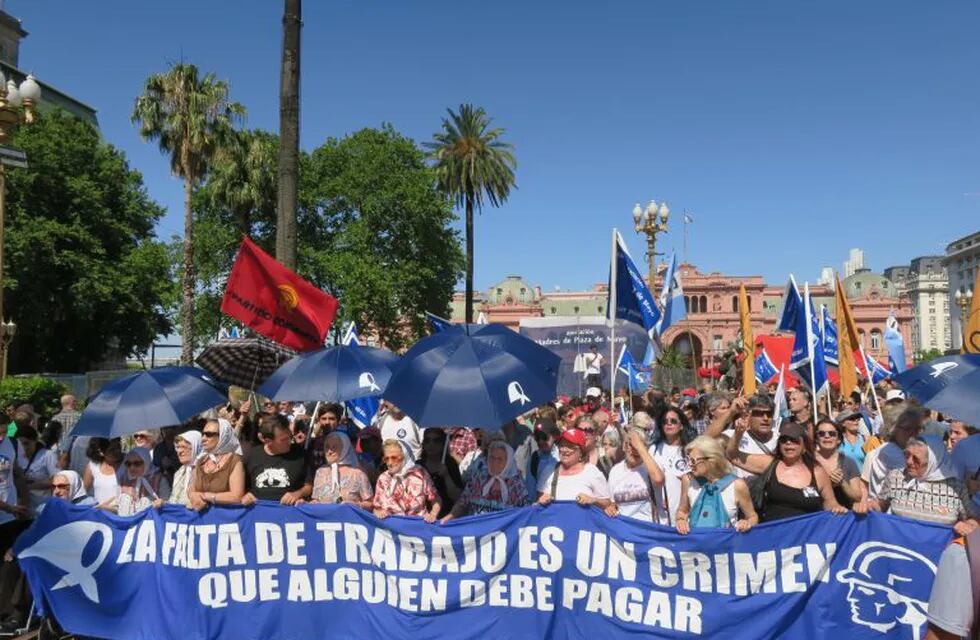 BAS03. BUENOS AIRES (ARGENTINA), 07/12/2017.- Activistas participan en una manifestación de las Madres de Plaza de Mayo contra la falta de empleo hoy, jueves 7 de diciembre de 2017, en Buenos Aires (Argentina). Las Madres de Plaza de Mayo, junto a organizaciones sociales y políticas, celebraron hoy su \