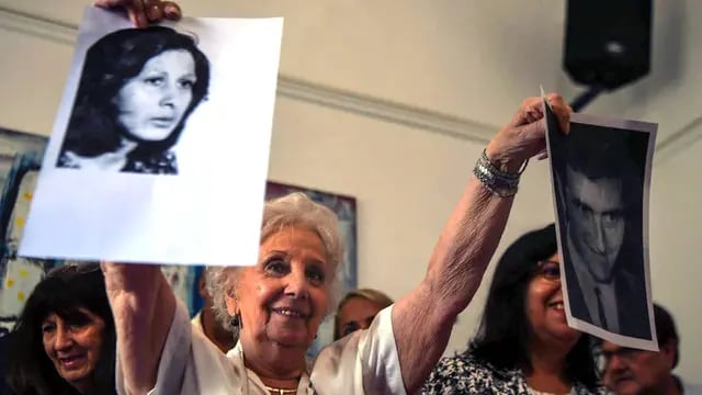  Estela de Carloto muestra las fotos de los padres desaparecidos de la nieta 127. || AFP