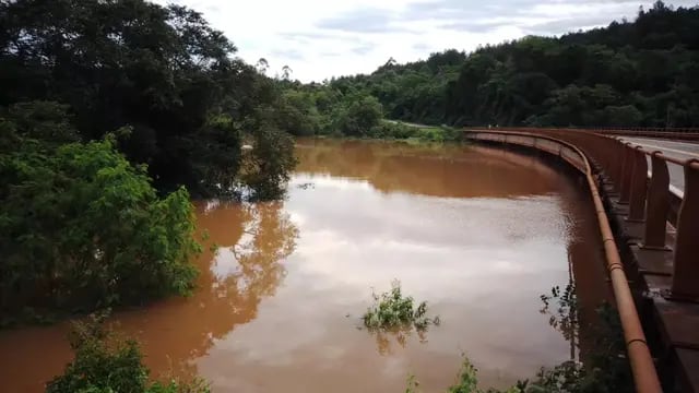Crecida del río Paraná: clausuran el paso sobre el puente del arroyo Piray Guazú que conecta Montecarlo con Eldorado