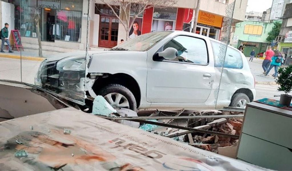 El accidente ocurrió en pleno centro de la ciudad de Río Cuarto. (Foto Puntal)