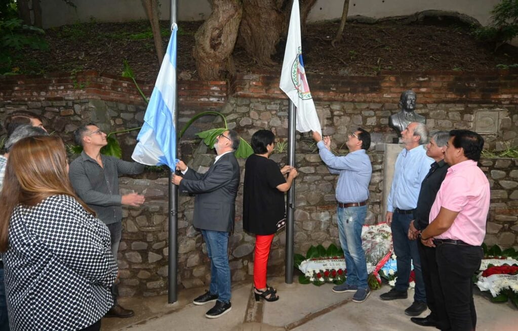 Autoridades municipales e invitados especiales izaron las Banderas Nacional y de la Libertad Civil, en el inicio del acto oficial en Los Perales.