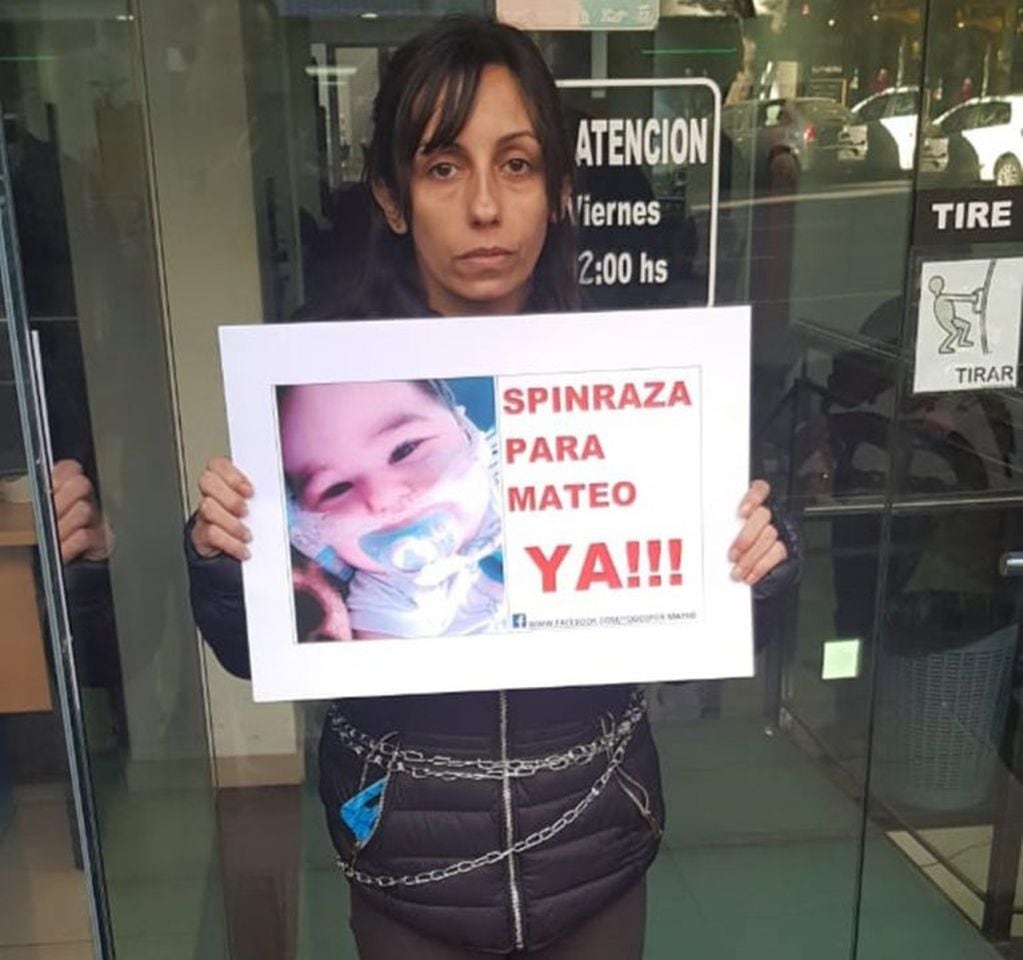 Noelia Sánchez, la mamá de Mateo se encadenó en el Ministerio de Desarrollo Social de la Nación en Córdoba.