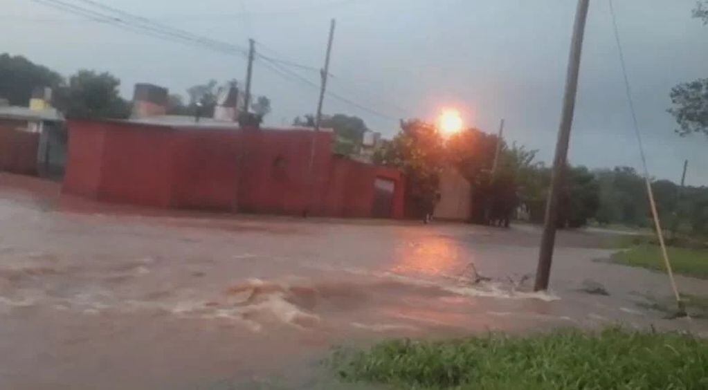 Fuertes lluvias y tormentas azotan Misiones: hay evacuados y múltiples incidentes reportados.