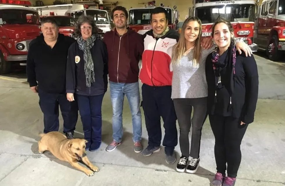 En Río Cuarto, Belén se reencontró con los bomberos que le salvaron la vida y la contuvieron por tres horas.