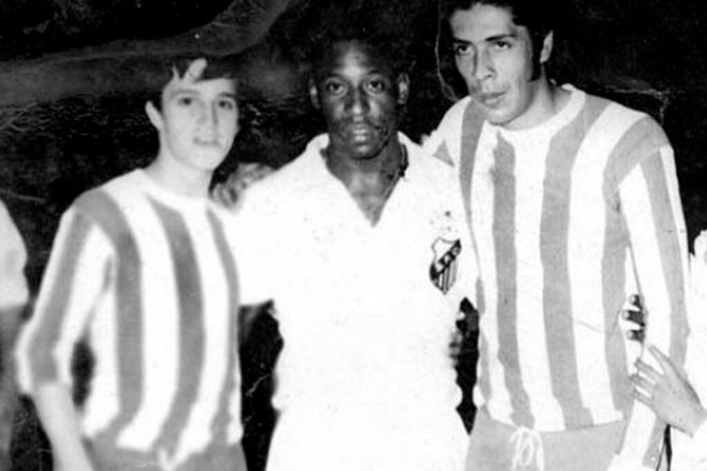 José Pedacchia y Miguel Frullingui a los costados de Pelé en la segunda visita de O Rei con el Santos ante Talleres