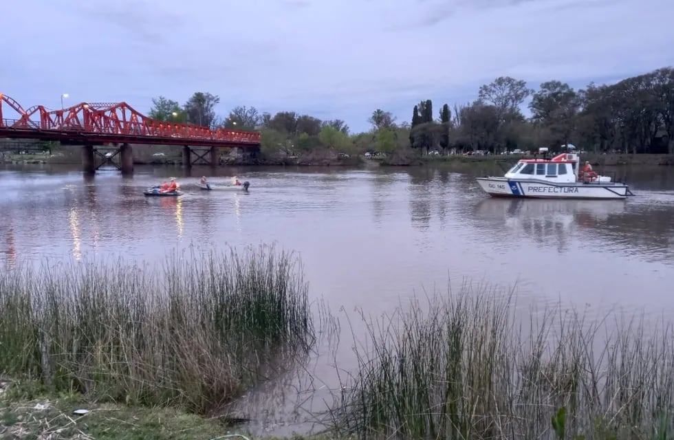 Hallazgo de un hombre sin vida en río Gualeguaychú. Foto: Radio máxima.