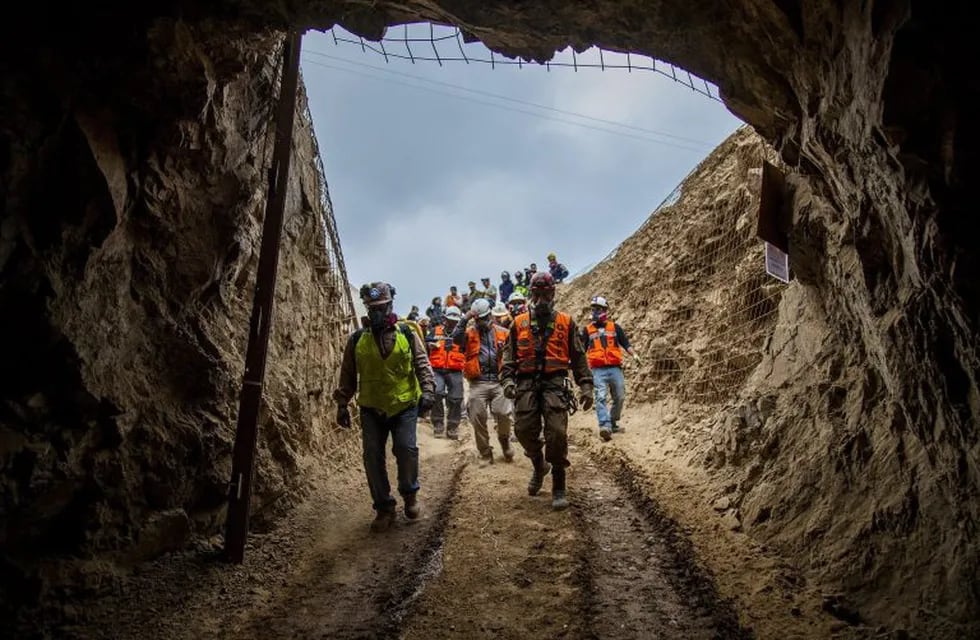 AME3577. TOCOPILLA (CHILE), 14/06/2019.- Fotografía cedida este viernes por el Gobierno de Antofagasta que muestra a operarios mientras intentan rescatar a tres trabajadores bolivianos atrapados en la mina San José, cerca de la ciudad norteña de Tocopilla (Chile). EFE/ Gobierno Antofagasta SOLO USO EDITORIAL/NO VENTAS