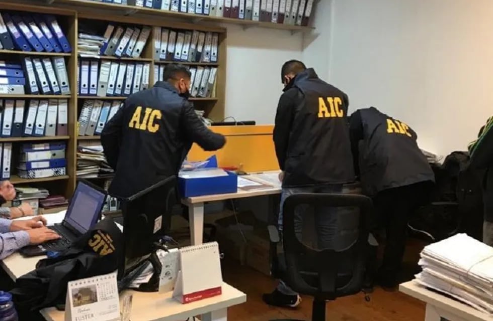 La Agencia de Investigación Criminal (AIC) ingresó a las oficinas de calle Mitre este lunes por la tarde. (@mauroyasprizza)
