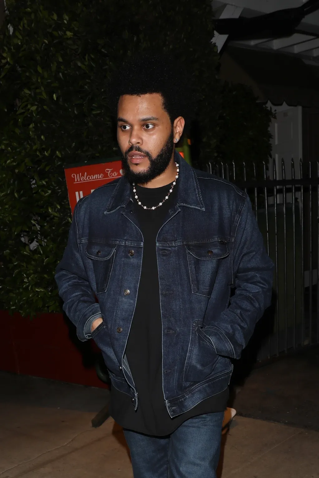 The Weeknd saliendo del restaurante en el que cenó con Angelina Jolie.