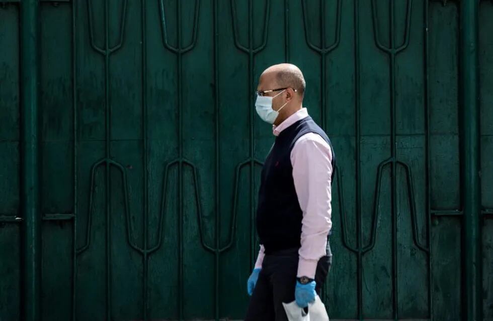 30 March 2020, Egypt, Cairo: A man wearing protective face mask and gloves, walks in Cairo city centre amid Coronavirus (Covid-19) outbreak. Photo: Gehad Hamdy/dpa