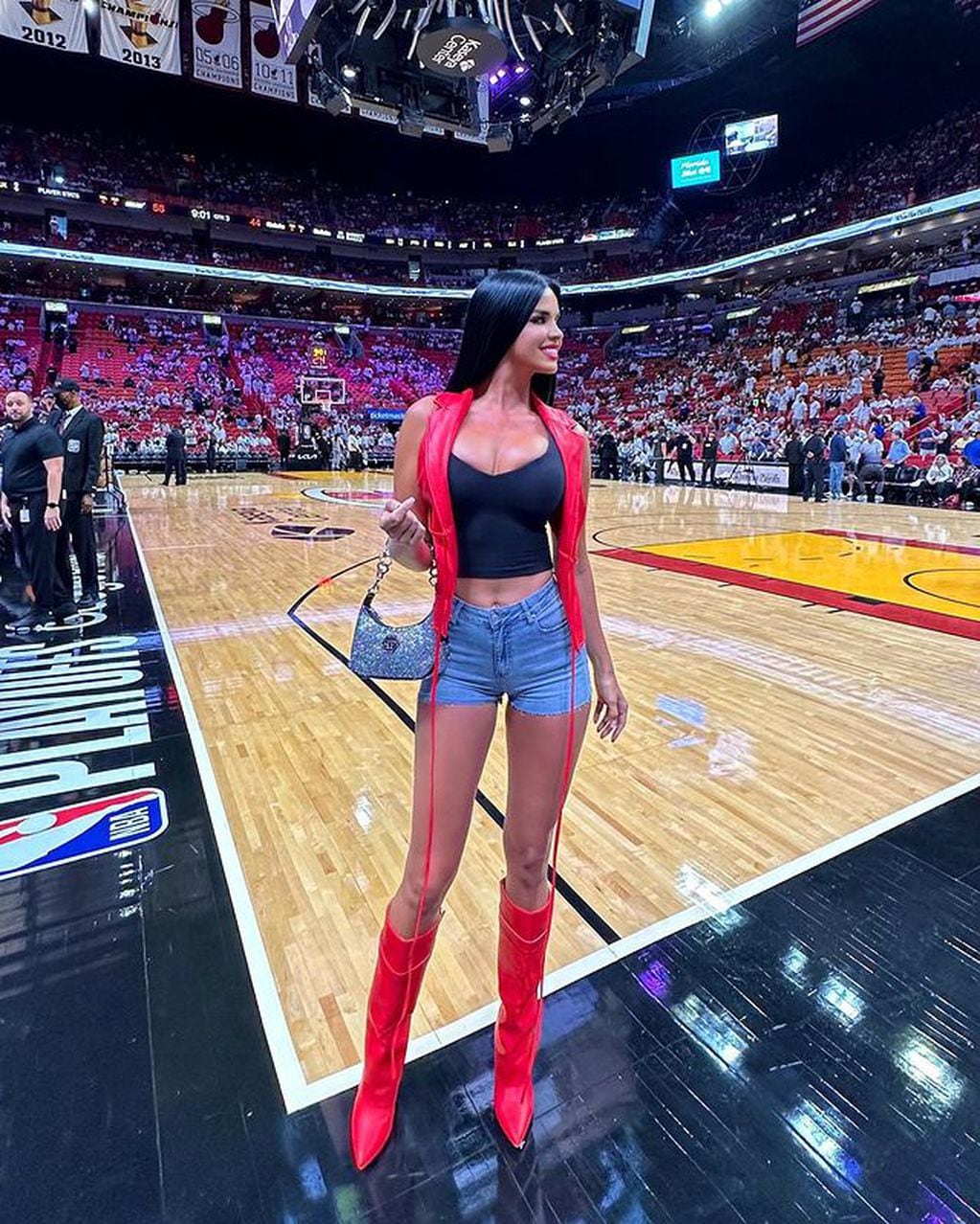 Ivana Knoll en el estadio Kaseya Center de Miami Heat para un partido de la NBA