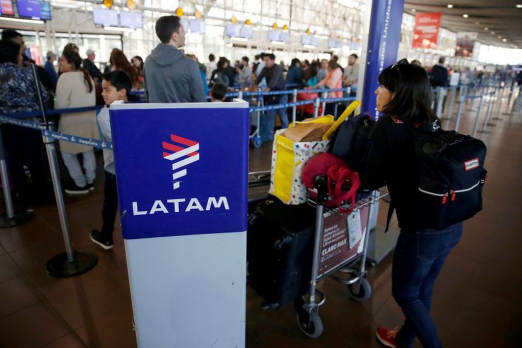 Pasajeros aguardan en el aeropuerto de Santiago, Chile, para abordar el vuelo de Latam REUTERS/Rodrigo Garrido/File Photo