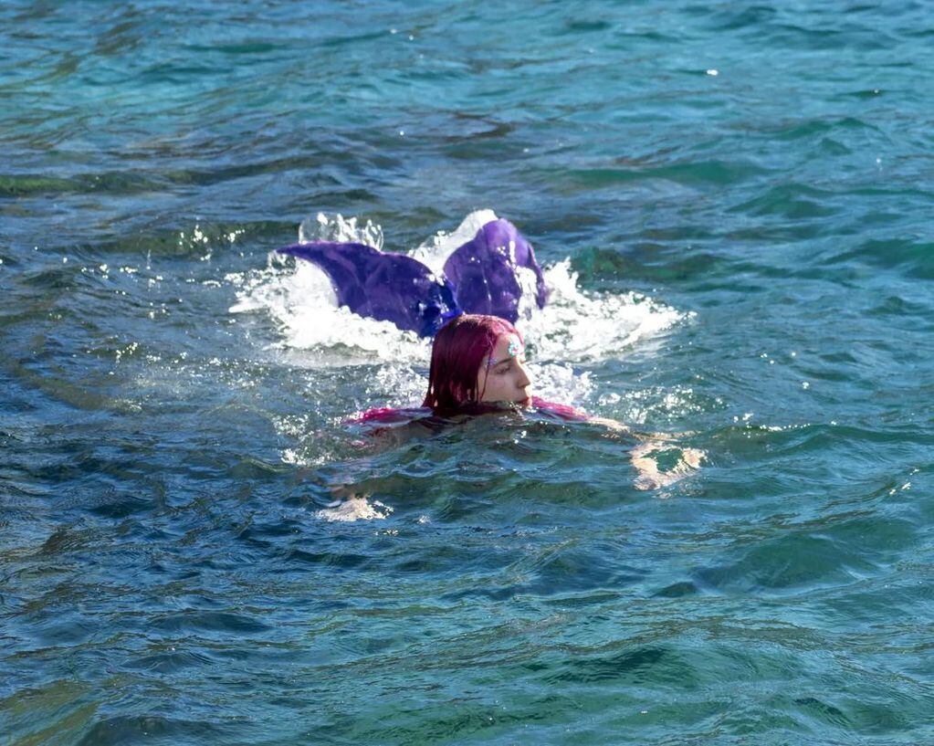 Paula Olmedo practica mermaiding y busca ser una sirena profesional.