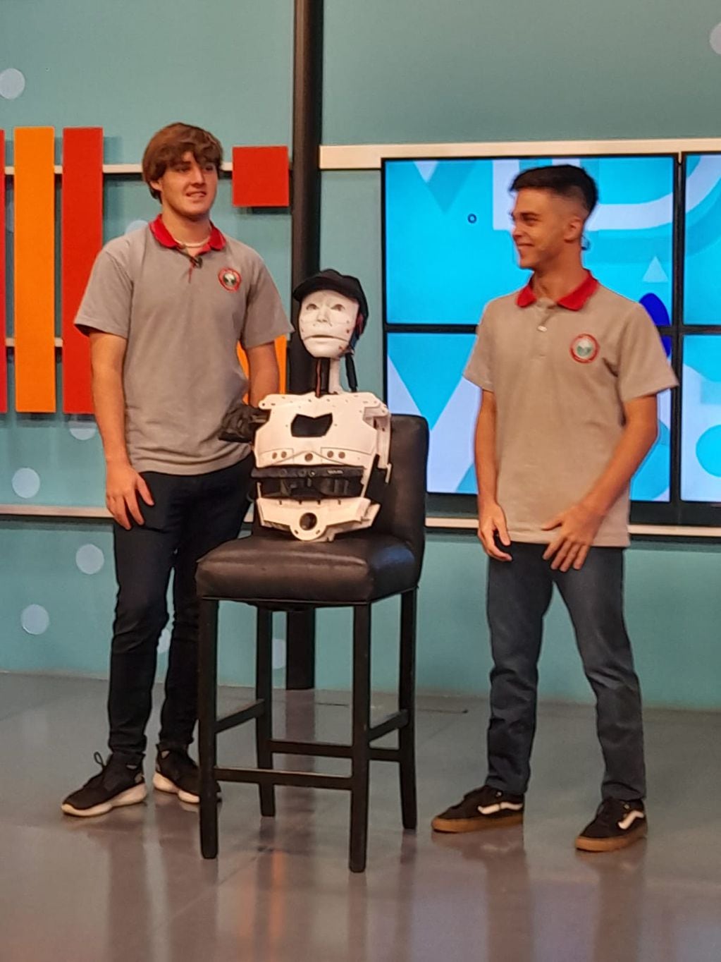 Dos mendocinos de 17 años crearon un robot que puede interpretar en Lengua de Señas
