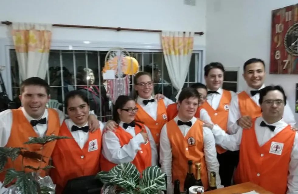 Los anfitriones del Hostel Albergo Ético Argentina, en su día de inauguración. (Foto: archivo).