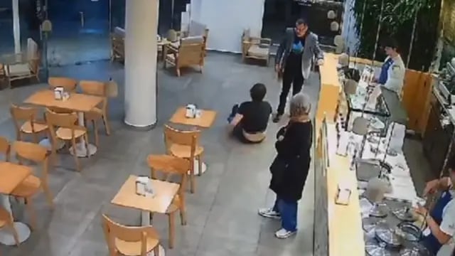 Asesinaron de una puñalada a un ingeniero para robarle el celular (Captura de video).