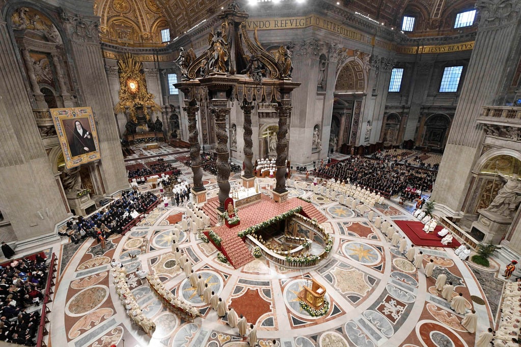 La celebración tuvo lugar en la Basílica de San Pedro, siendo la primera vez en los once años de pontificado del papa Francisco que una canonización se lleva a cabo dentro de la Basílica y no en la plaza de San Pedro.