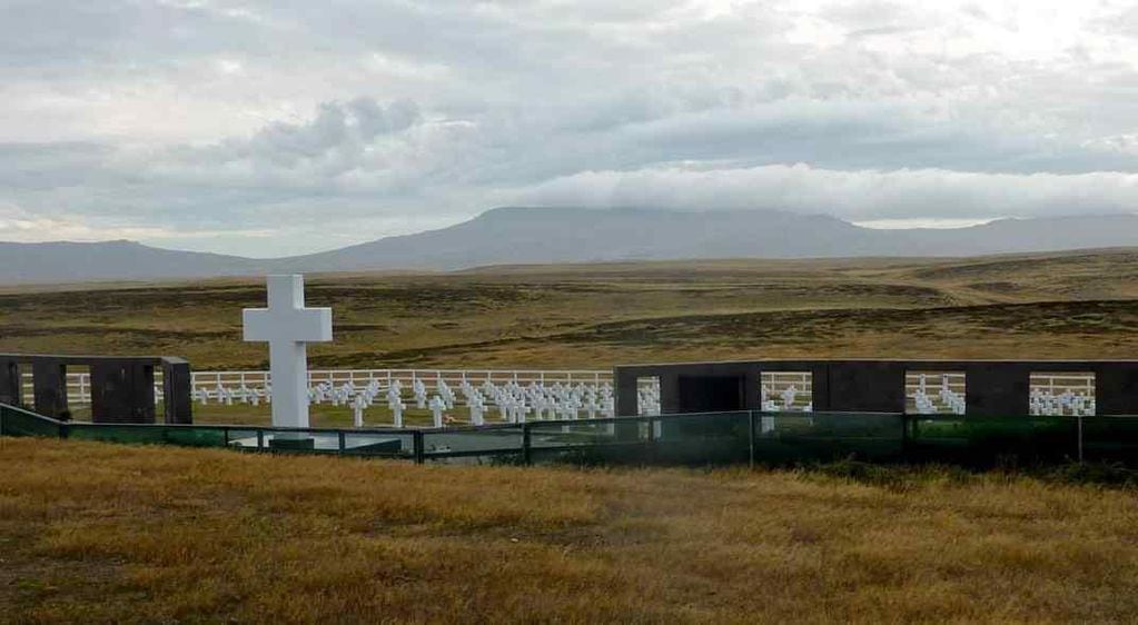 El cementerio Darwin, donde descansan los restos de los soldados caídos en la Guerra de Malvinas. (AP/Archivo)