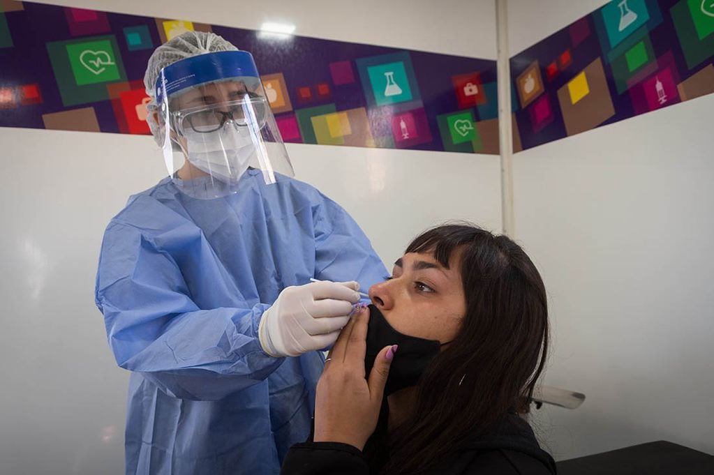 Personal de salud realizando un hisopado a Valentina López en la localidad de Bermejo.