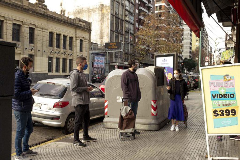 Las personas en la calle con tapaboca después de un día récord de casos de coronavirus en Argentina (Foto: Erica Canepa/Bloomberg)