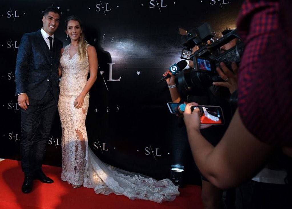Luis Suárez y Sofía Balbi durante la ceremonia. (Foto: Eitan Abramovich/AFP)