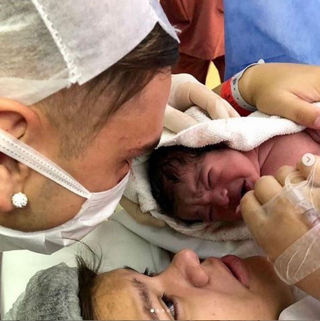 Morena Rial compartió fotos del momento del parto en el que dio a luz a Francesco (Fuente:  @moreerial)
