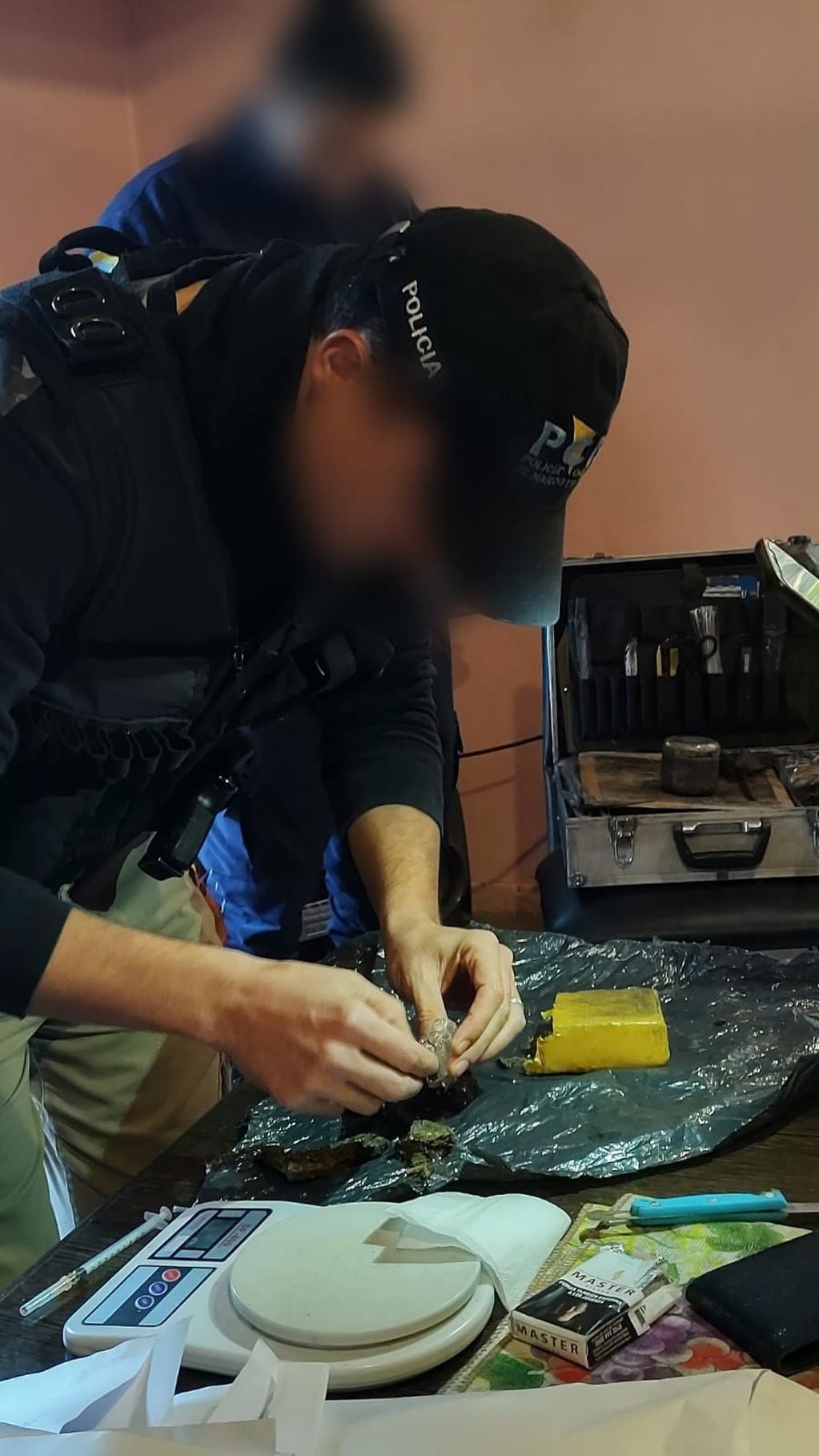 La policía desbarató un kiosco de venta de droga en Alvear y detuvo a un joven de 18 años.