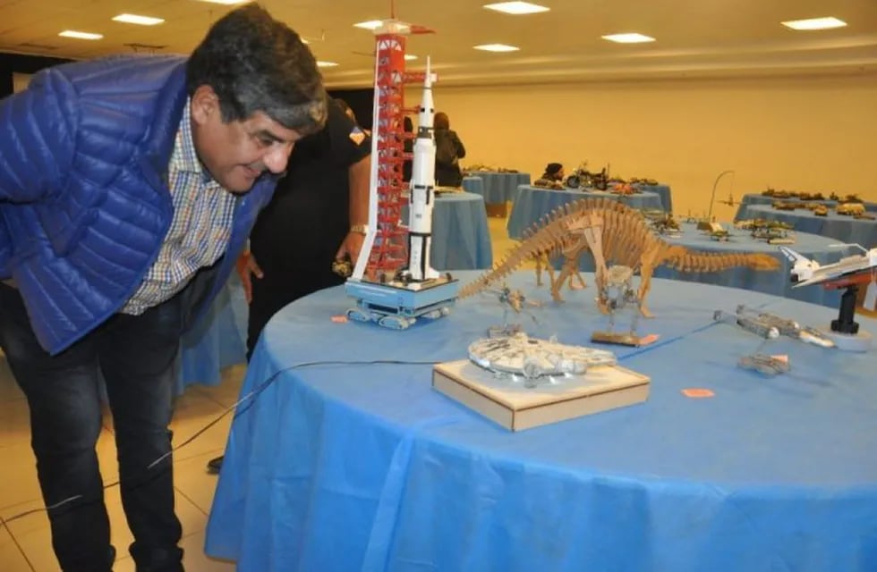 Juan Carlos Arcando visitando la exposición de maquetas.