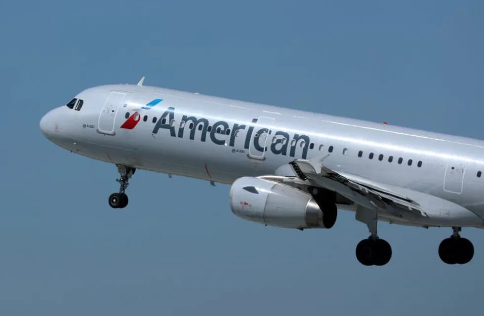 Un avión de American despegando del aeropuerto de Los Ángeles.