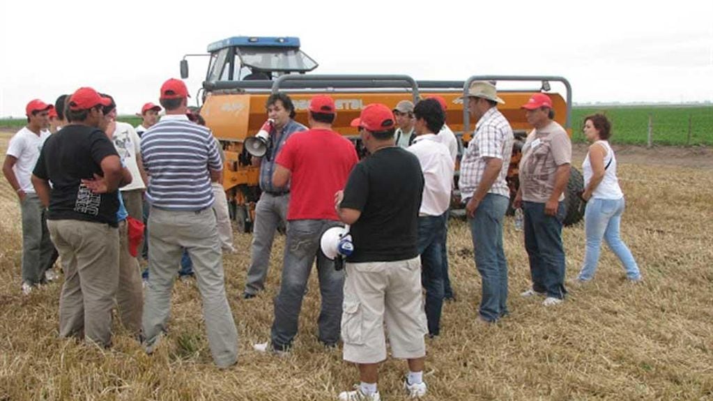 En Venado Tuerto, productores y contratistas se entrenaron en las tareas de siembra de pasturas (Savia Comunicación).