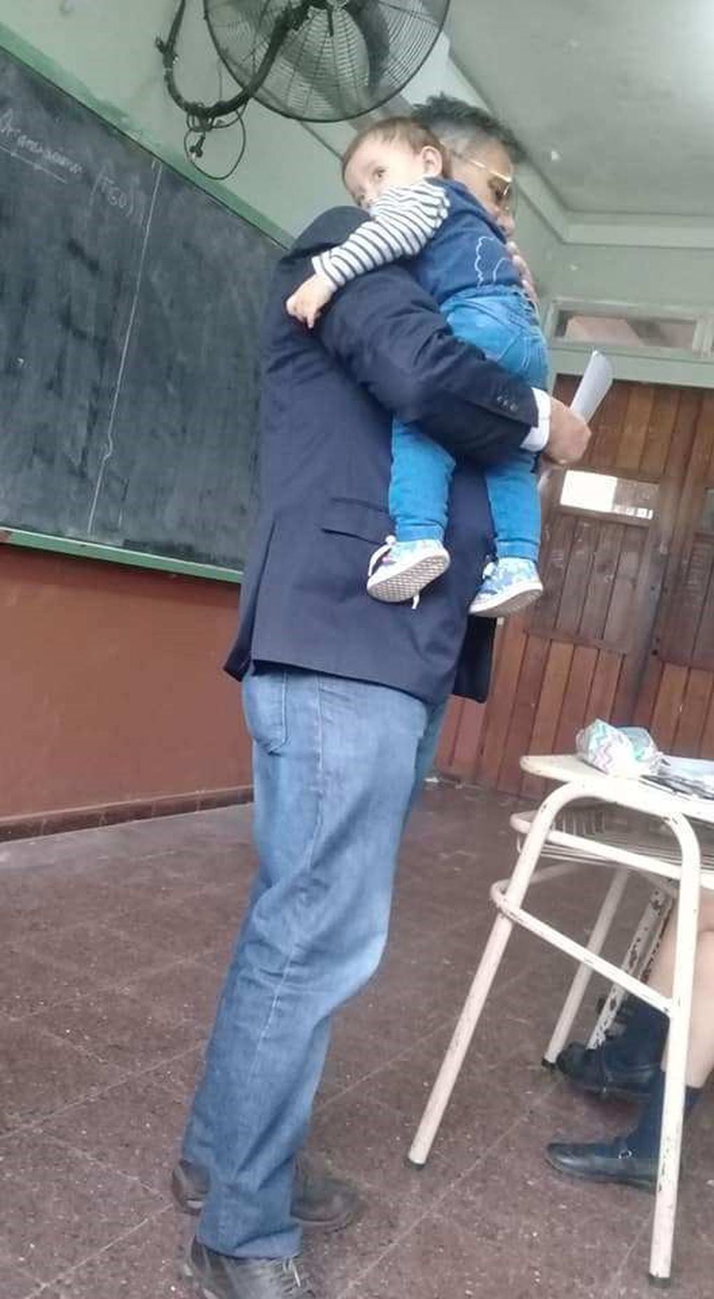 Julio Cruz, el profesor que dio clases con el bebé de un alumna en brazos en Concepción Tucumán.