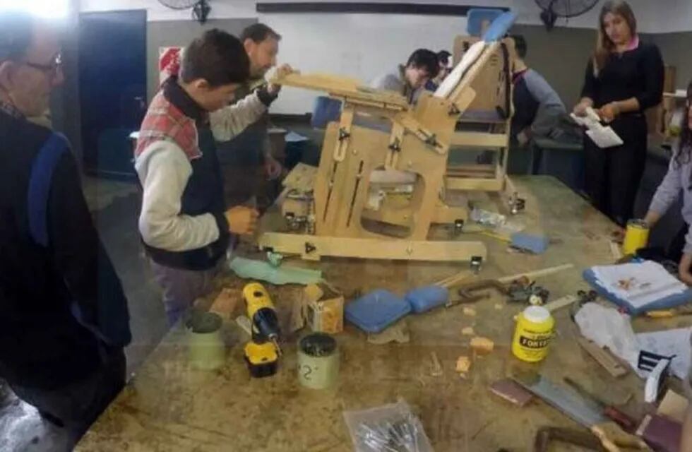 Alumnos construyen sillas para donarlas a instituciones de Entre Ríos