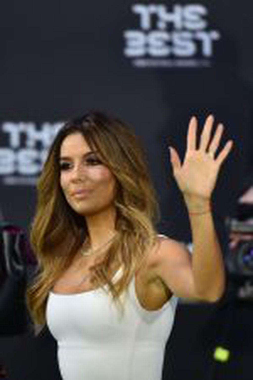 Co-host and US actress Eva Longoria waves as she arrives for The Best FIFA Football Awards 2016 ceremony, on January 9, 2017 in Zurich. / AFP PHOTO / MICHAEL BUHOLZER